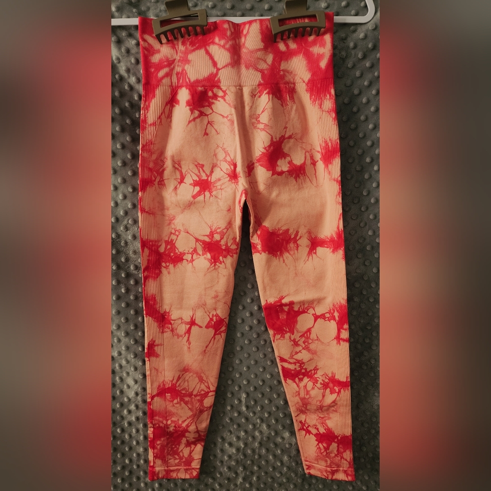 Trendy TikTok Famous Leggings Size Medium Never Worn Peach Pink Swirl Pattern